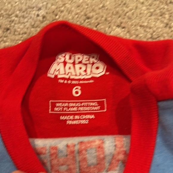 Super Mario pajamas! Fits like size 4-5 - Picture 4 of 4
